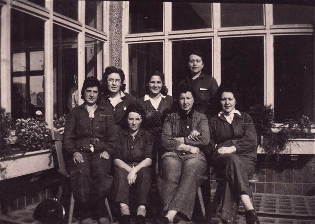 Suzette, links, is moeten trouwen.